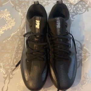 Never worn men’s football cleats.  Size 10.5 but these have no tongue.